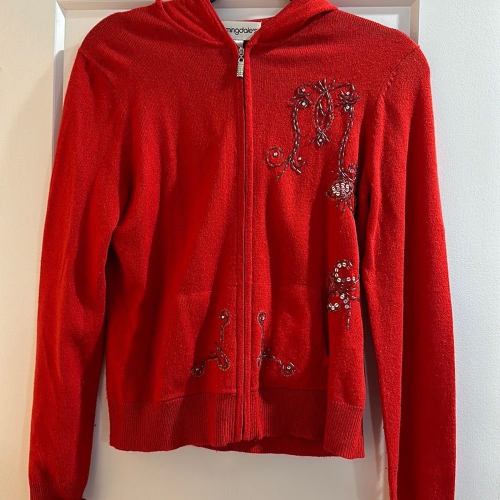 Excellent used condition, vintage Bloomingdale’s Cashmere sweater.
